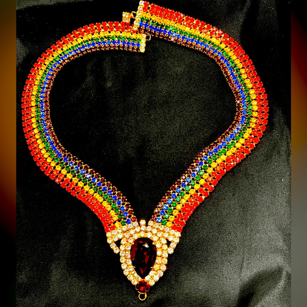 BEAUTIFUL BRILLIANTLY COLORED VINTAGE RHINESTONE RAINBOW PRIDE NECKLACE